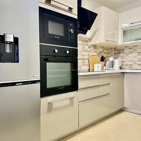 Regina's Sky Апартаменти Скоп'є